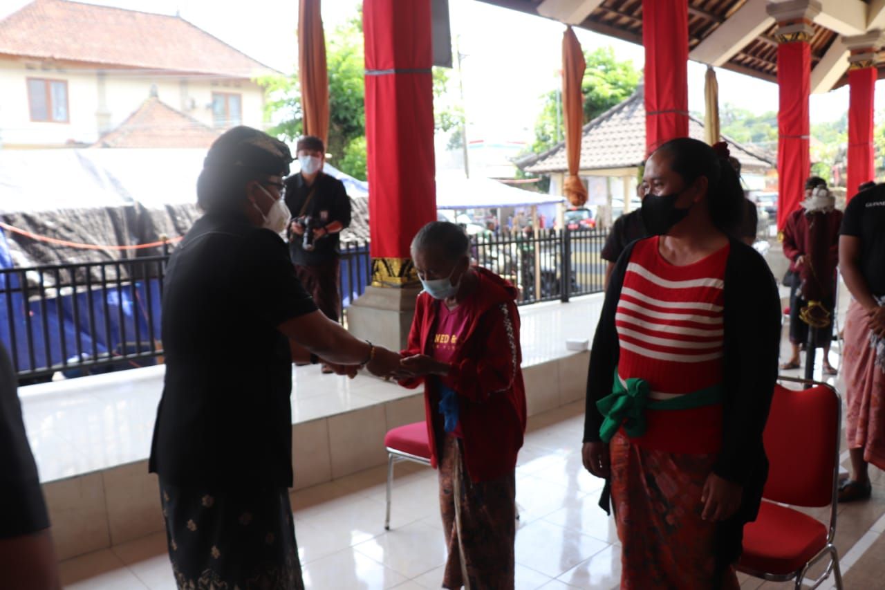 podiumnews.com-Bupati Badung Berikan Bantuan BLT PPKM Darurat untuk 98.830 KK